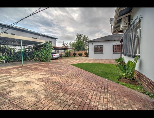 9 BEDROOM FREESTANDING FOR SALE IN KEMPTON PARK EXT 2